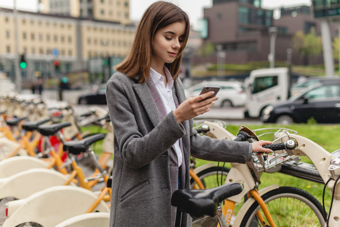 Ragazza che noleggia la bici