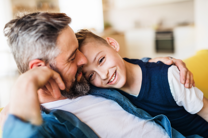 papà e figlio che si abbracciano