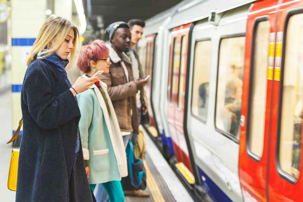 Persone che aspettano la metro