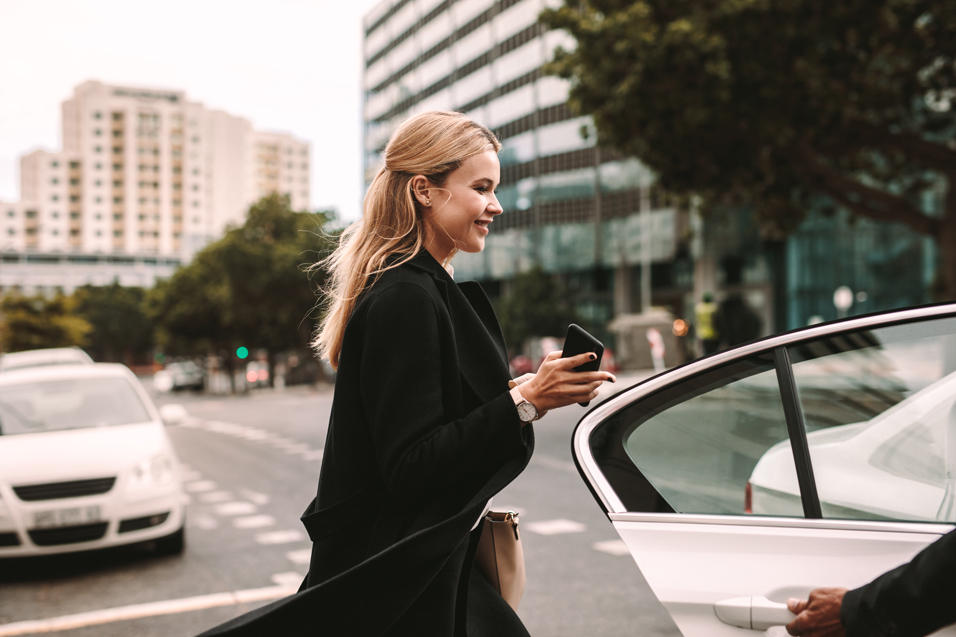 Ragazza che prende il taxi